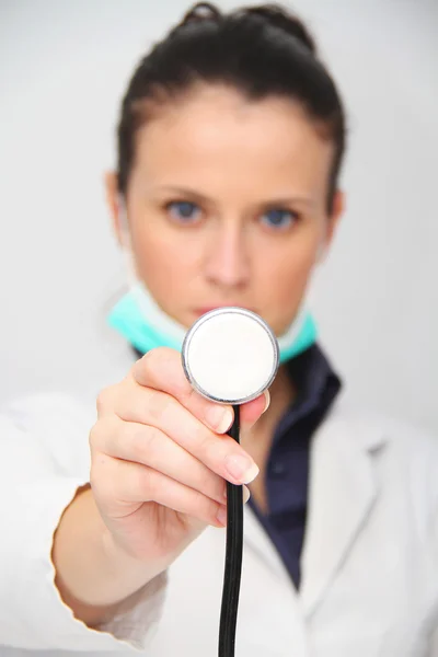 Belle femme médecin avec stéthoscope — Photo