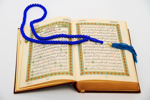 Rosenkranz und Koran — Stockfoto