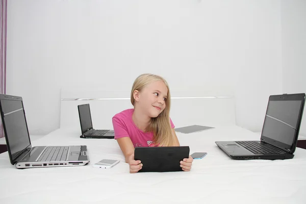 Pequeño niño jugando en casa con la tableta, portátil y teléfono —  Fotos de Stock