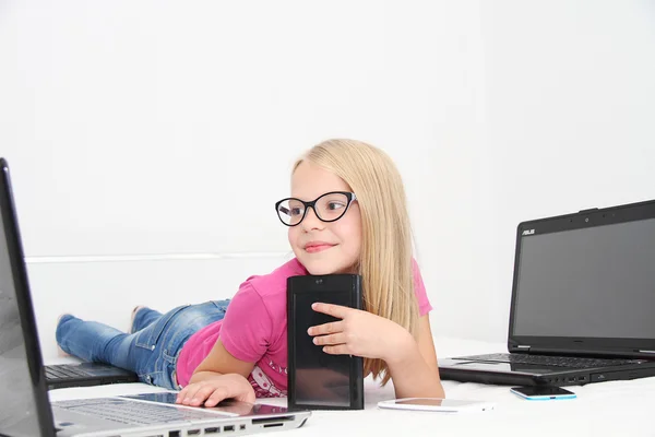 Petit enfant jouant à la maison avec tablette, ordinateur portable et téléphone — Photo