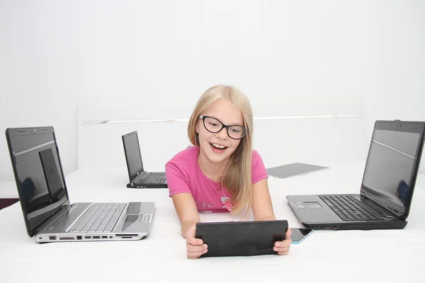 Klein kind spelen thuis met Tablet PC, laptop- en telefoon — Stockfoto