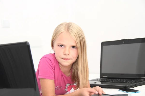 Malé dítě hraje doma s tablet, počítač a telefon — Stock fotografie