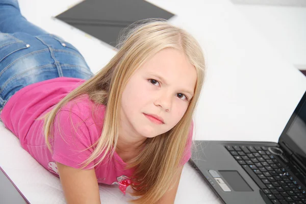 Маленький ребенок играет дома с планшетом, ноутбуком и телефоном — стоковое фото