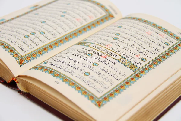 Pagina's van het heilige boek van quran — Stockfoto