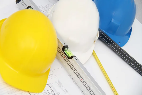 Přilby a nástroje pro stavební výkresy a budovy — Stock fotografie