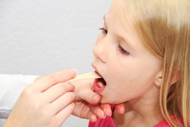 Genç kadın çocuk kadın doktor tarafından muayene