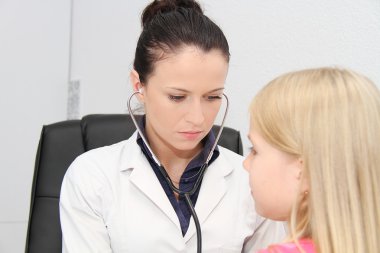 Genç kadın çocuk kadın doktor tarafından muayene