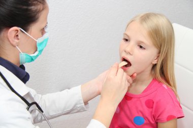 Genç kadın çocuk kadın doktor tarafından muayene