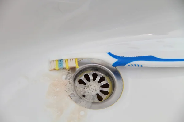Sangue e pasta de dentes na escova de dentes — Fotografia de Stock