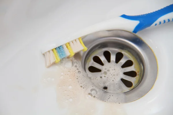 Sangue e pasta de dentes na escova de dentes — Fotografia de Stock