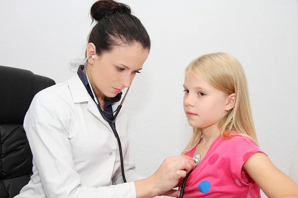 어린 여자 아이 여자 의사에 의해 검사 — 스톡 사진