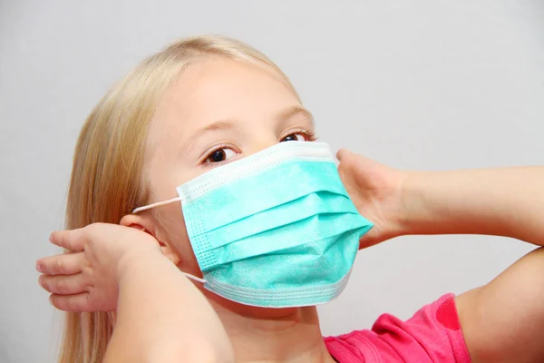 Klein meisje met een beschermend masker — Stockfoto