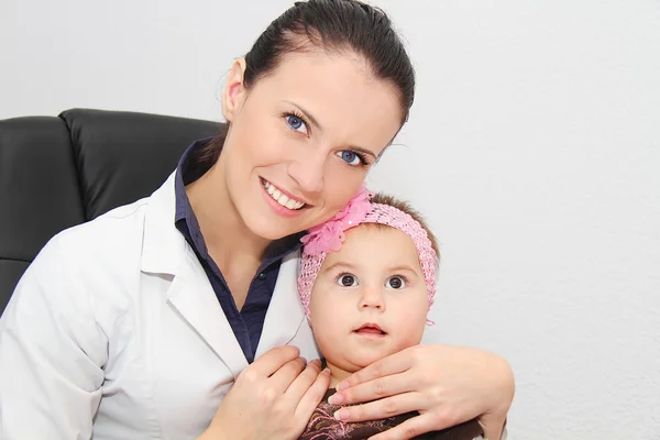Mladá žena dítě vyšetřit lékař ženu — Stock fotografie