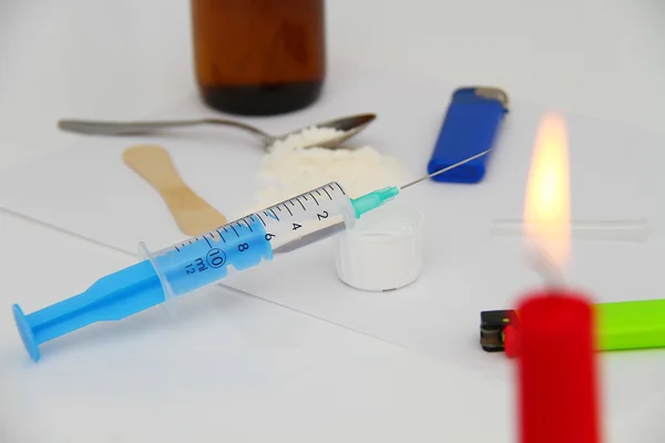Drogová stříkačka a vařený heroin na lžičce — Stock fotografie