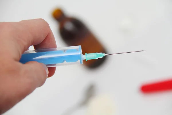 Drug syringe and cooked heroin on spoon — Stock Photo, Image