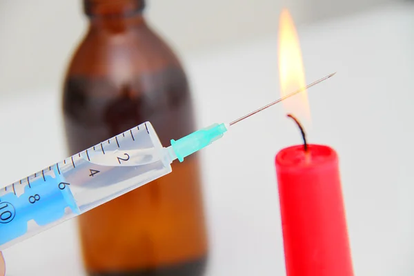 Drug syringe and cooked heroin on spoon — Stock Photo, Image