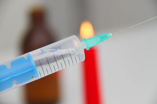 Drug syringe and cooked heroin on spoon — Stock Photo, Image