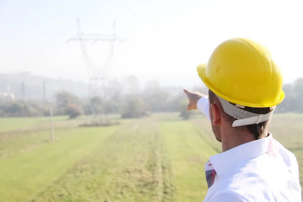 Männlicher Ingenieur steht am Elektrizitätswerk — Stockfoto
