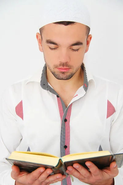 Jovem lendo o Alcorão — Fotografia de Stock