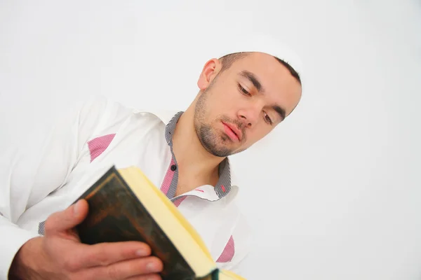 Молодой человек, читающий Священный Коран — стоковое фото