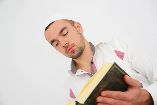 Jonge man lezen de heilige koran — Stockfoto