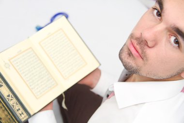 genç adam Kur'an okuma