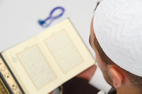 Junger Mann liest den heiligen Koran — Stockfoto