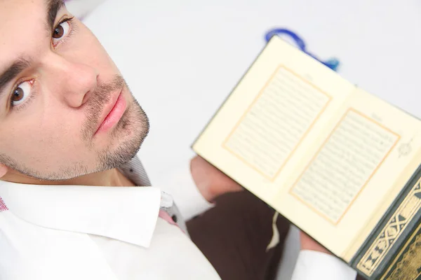 Jonge man lezen de heilige koran — Stockfoto