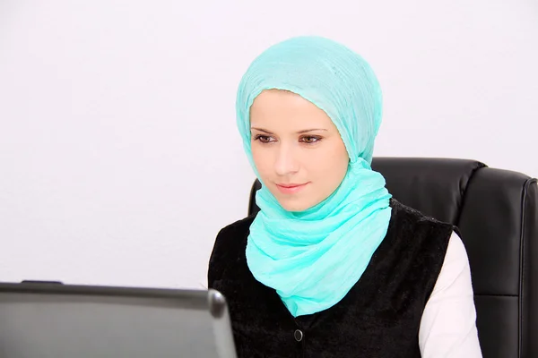 Mooie jonge moslim zakenvrouw met laptop in office — Stockfoto