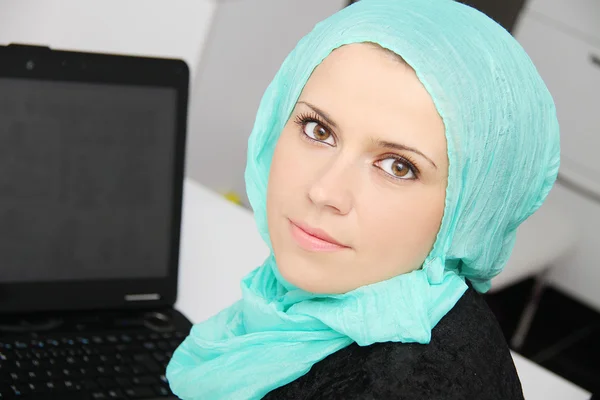 Mulher de negócios muçulmana jovem bonita com laptop no escritório — Fotografia de Stock