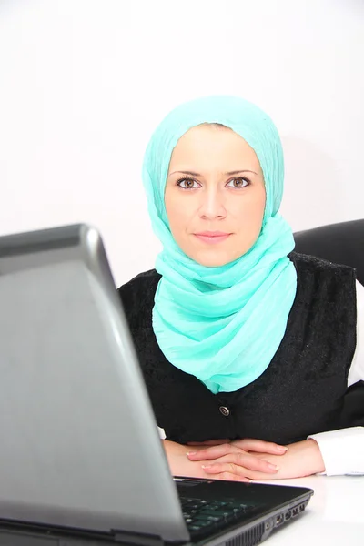 Schöne junge muslimische Geschäftsfrau mit Laptop im Büro — Stockfoto