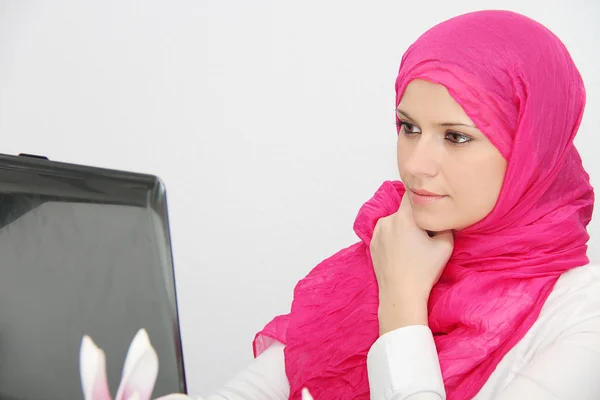 Hermosa joven musulmana mujer de negocios con ordenador portátil en la oficina — Foto de Stock