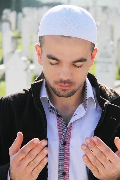 Islâmica rezando sobre a pessoa morta — Fotografia de Stock
