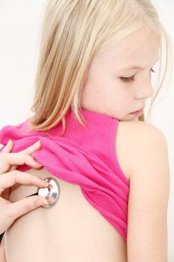 Küçük kız bir doktor tarafından dinledim