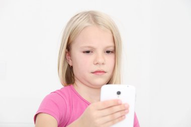 küçük kız cep telefonda konuşurken