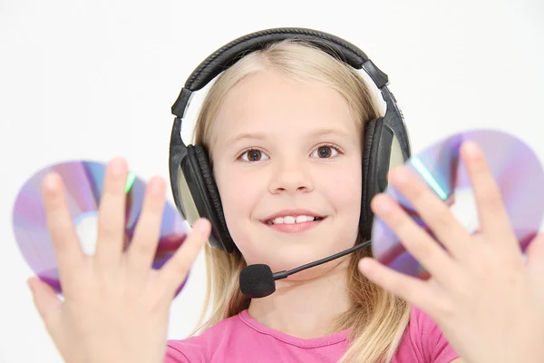 Roztomilá holčička je těší hudby pomocí sluchátek — Stock fotografie