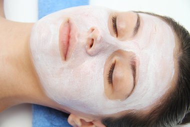 Kil maskesi kadınla güzel genç mavi göz