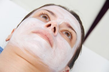 Kil maskesi kadınla güzel genç mavi göz