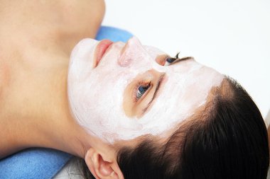 Kil maskesi kadınla güzel genç mavi göz