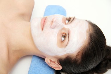 Kil maskesi kadınla güzel genç mavi göz