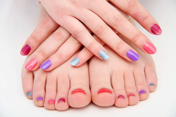 Les mains des femmes avec des ongles colorés — Photo