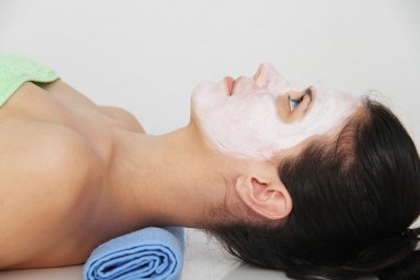 Kil maskesi kadınla güzel genç mavi göz