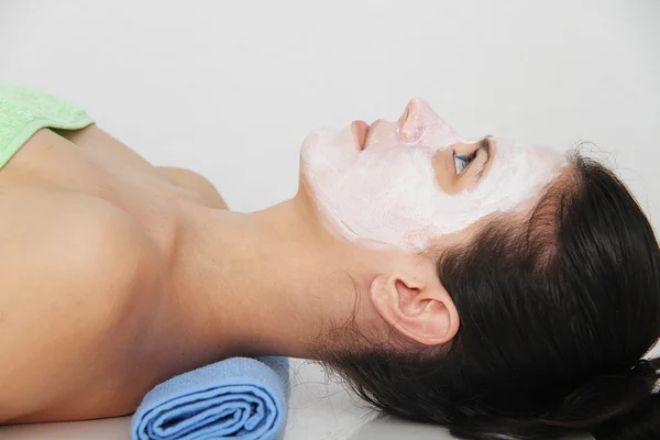 Beautiful young blue eye woman with clay facial mask — Stock Photo, Image