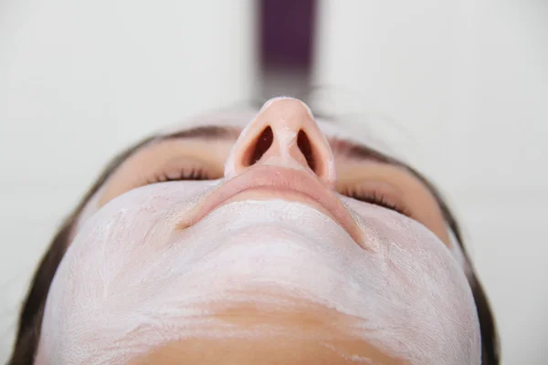 Beautiful young blue eye woman with clay facial mask — Stock Photo, Image