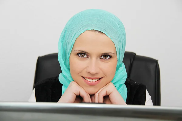 オフィスでラップトップを持つ美しい若いイスラム教徒ビジネス女性 — ストック写真