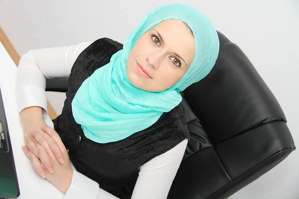 Beautiful young muslim business woman with laptop in office — Stock Photo, Image