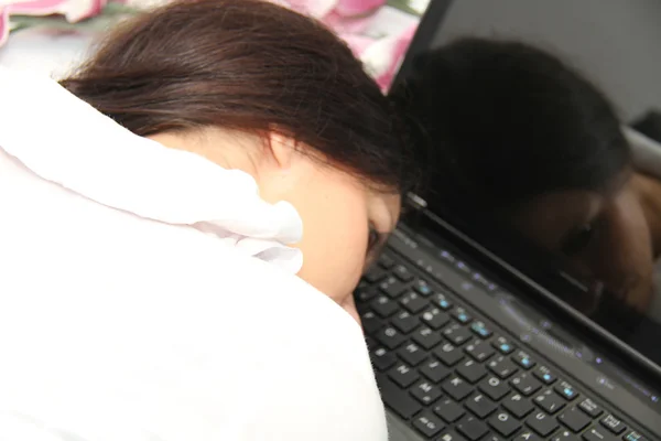 Yorgun iş kadını bir dizüstü bilgisayar yanında uykuya daldı — Stok fotoğraf