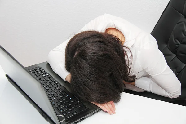 Unavený obchodní žena usnul vedle notebooku — Stock fotografie