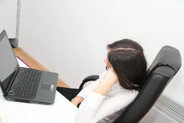 थका हुआ व्यवसायी महिला एक लैपटॉप के पास सो गई — स्टॉक फ़ोटो, इमेज