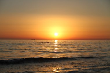 gün batımı ve deniz ile güzel manzara